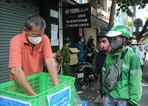 Nhóm thiện nguyện "Quán cơm yên vui" phát cho người có hoàn cảnh khó khăn. Ảnh: Văn Dũng - TTXVN Nhóm thiện nguyện "Quán cơm yên vui" phát cho người có hoàn cảnh khó khăn. Ảnh: Văn Dũng - TTXVN