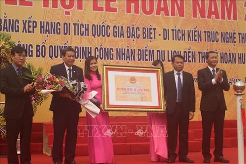 Lãnh đạo Cục Di sản văn hóa (Bộ Văn hóa - Thể thao và Du lịch) trao Bằng công nhận Di tích quốc gia đặc biệt - Di tích kiến trúc nghệ thuật đền thờ Lê Hoàn cho đại diện chính quyền và nhân dân huyện Thọ Xuân. Ảnh: Hoa Mai - TTXVN