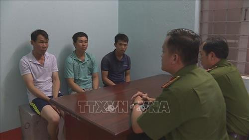 Các đối tượng bị bắt giữ. Ảnh - TTXVN phát Các đối tượng bị bắt giữ. Ảnh - TTXVN phát