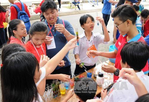 Thiếu nhi tham gia sân chơi khoa học vui tại công viên Khánh Hội,quận 4. Ảnh: An Hiếu – TTXVN