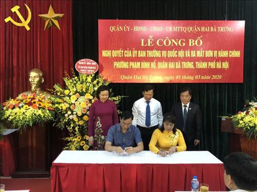 Ký biên bản bàn giao giữa ông Dương Anh Tuấn nguyên Chủ tịch UBND phường Phạm Đình Hổ và bà Nguyễn Minh Hương tân Chủ tịch UBND phường Phạm Đình Hổ. Ảnh: Phương Anh-TTXVN