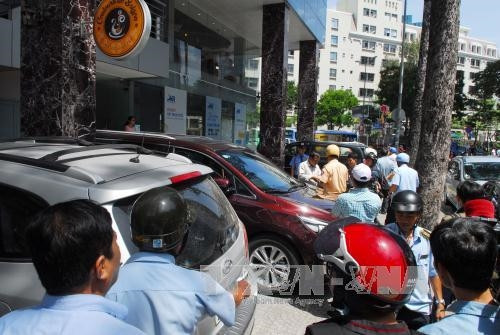 Xe ô tô đậu trên vỉa hè đường Nguyễn Thái Bình, lấn chiếm phần đường người đi bộ. Ảnh: Mạnh Linh – TTXVN Xe ô tô đậu trên vỉa hè đường Nguyễn Thái Bình, lấn chiếm phần đường người đi bộ. Ảnh: Mạnh Linh – TTXVN