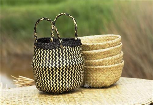 Sản phẩm thủ công mỹ nghệ làm từ cỏ bàng. Ảnh: Hồng Đạt - TTXVN Sản phẩm thủ công mỹ nghệ làm từ cỏ bàng. Ảnh: Hồng Đạt - TTXVN