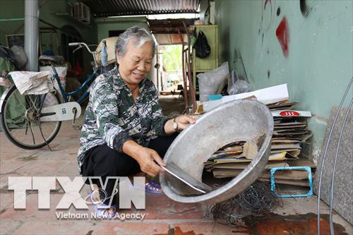 Bà Trần Thị Chích phân loại phế liệu bán lấy tiền gây Quỹ khuyến học. Ảnh: Nguyễn Thành - TTXVN Bà Trần Thị Chích phân loại phế liệu bán lấy tiền gây Quỹ khuyến học. Ảnh: Nguyễn Thành - TTXVN