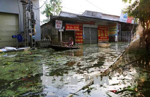 Hằng ngày, người dân xã Nam Phương Tiến phải di chuyển, chung sống trong làn nước và môi trường bị ô nhiễm nghiêm trọng bởi đủ loại chất thải tồn đọng lâu ngày (ảnh chụp ngày 6/8/2018). Ảnh: Thành Đạt – TTXVN Hằng ngày, người dân xã Nam Phương Tiến phải di chuyển, chung sống trong làn nước và môi trường bị ô nhiễm nghiêm trọng bởi đủ loại chất thải tồn đọng lâu ngày (ảnh chụp ngày 6/8/2018). Ảnh: Thành Đạt – TTXVN