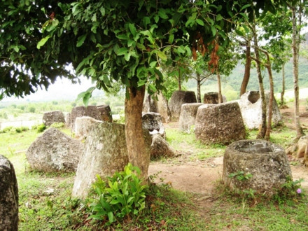 Hàng trăm chiếc chum với đủ kích cỡ lớn nhỏ, đủ kiếu dáng nằm la liệt trên cánh đồng.