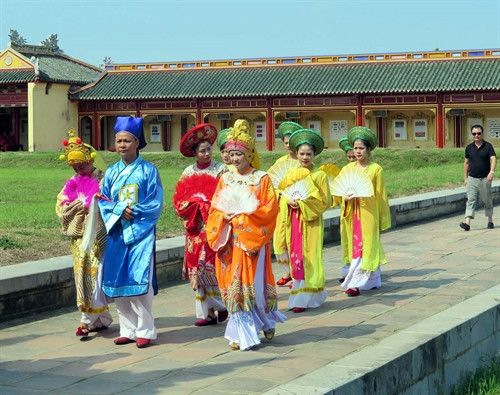 Cảnh một đám cưới trong cung cấm diễn ra tại Đại Nội, Huế để phục vụ khách du lịch. Cảnh một đám cưới trong cung cấm diễn ra tại Đại Nội, Huế để phục vụ khách du lịch.