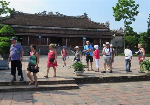 Khách du lịch tham quan Đại Nội, Huế Khách du lịch tham quan Đại Nội, Huế
