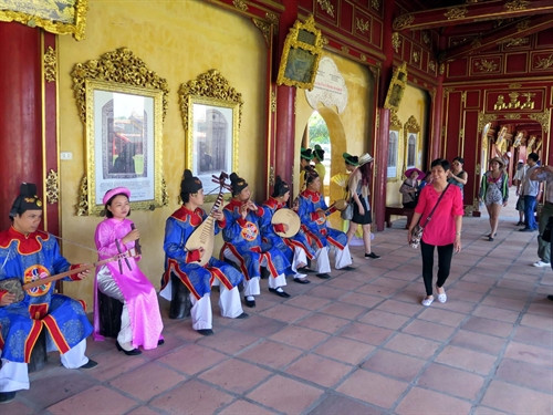 Biểu diễn Nhã nhạc tại Trường Lang, Đại Nội, Huế để phục vụ khách du lịch. Biểu diễn Nhã nhạc tại Trường Lang, Đại Nội, Huế để phục vụ khách du lịch.