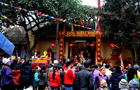 Đông đảo nhân dân, du khách đến lễ đền Tả Phủ Kỳ Lừa trong những ngày diễn ra lễ hội xuân năm mới