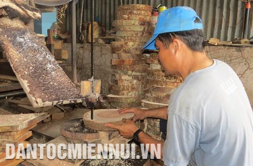 Làng thớt Định An, huyện Lấp Vò (Đồng Tháp) lại nhộn nhịp với tiếng cưa, tiếng đục vào những ngày đầu xuân mới. Ảnh: Chương Đài - DTMN