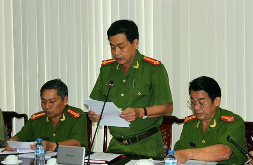 Đại diện Công an tỉnh Cà Mau đọc báo cáo tình trạng cho vay tín dụng đen tại một số địa phương. Ảnh: Huỳnh Thế Anh – TTXVN Đại diện Công an tỉnh Cà Mau đọc báo cáo tình trạng cho vay tín dụng đen tại một số địa phương. Ảnh: Huỳnh Thế Anh – TTXVN