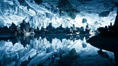 Đỉnh Gangkhar Puensum, Bhutan: Đỉnh núi cao thứ 40 thế giới nằm ở biên giới Bhutan và vẫn chưa có ai chinh phục thành công. Môi trường trên núi khắc nghiệt, lạnh giá và gió to, với một con dốc dựng đứng dẫn lên đỉnh. Từ năm 1987, chính phủ Bhutan đã ban hành lệnh cấm leo Gangkhar Puensum vì lý do tâm linh. Ảnh: CNTraveler. Rãnh Mariana, Thái Bình Dương: Rãnh Mariana là nơi sâu nhất hành tinh (11.034 m). Nếu bạn đặt Everest ở đáy rãnh, đỉnh núi vẫn còn cách mặt nước hơn 1.600 m. Ảnh: National Geographic. Điểm sâu nhất rãnh Mariana được tàu HMS Challenger II phát hiện năm 1951. Một số hình ảnh về các sinh vật kỳ dị ở đây đã được ghi lại. Tuy nhiên, phần lớn rãnh vẫn chưa được khám phá và không ai biết có những gì dưới đó. Ảnh: NPR. Đảo Oodaaq, Greenland: Oodaaq là một trong sáu hòn đảo thoát ẩn thoắt hiện ngoài khơi Greenland. Năm 1978, một đoàn địa chất bay qua Kaffeklubben và thấy một dải đất đá hẹp trên biển. Tuy nhiên, đến nay vẫn chưa có bằng chứng rõ ràng về sự tồn tại của hòn đảo ngoài một số bức ảnh, đoạn phim mờ ảo. Ảnh: Grunge. Machapuchare, Nepal: Nằm trong dãy Annapurna Himalayas, Machapurchare (hay còn gọi là “Núi đuôi cá”) là đỉnh núi thiêng của Nepal. Chưa có ai chinh phục được đỉnh núi này, và chính phủ Nepal cũng đã cấm người leo lên đây. Tuy nhiên, khu vực chân núi vẫn có nhiều điều để bạn khám phá. Machapurchare có lẽ là một trong những ngọn núi nguyên sơ cuối cùng của dãy Hymalayas. Ảnh: GlobeTrotter/Flickr. Khu liên hợp rừng núi phía bắc, Myanmar: Công viên quốc gia Hkakabo Razi và khu bảo tồn Hponkan Razi tạo thành Khu liên hợp rừng núi phía bắc rộng lớn của Myanmar. Chỉ 1,4% khu vực này chịu sự tác động của con người. Khu liện hợp này chưa được các nhà khoa học hay cộng đồng leo núi khám phá. Hệ động thực vật hoang dã nơi đây cũng vẫn còn là một ẩn số. Ảnh: WCS. Hồ ngầm, Bắc Cực: Được phát hiện năm 1973, hơn 400 hồ nước ngầm dưới băng khổng lồ ở Bắc Cực khiến các nhà khoa học choáng ngợp. Phần lớn số hồ này chưa được thăm dò. Đồng thời, các nhà nghiên cứu cũng chưa nắm rõ hệ sinh thái phức tạp trong hồ. Ảnh: Grunge. Rừng Amazon, Nam Mỹ: Trải rộng trên diện tích 6,7 triệu km2, đây là khu rừng lớn nhất hành tinh với độ phức tạp và đa dạng khó nơi nào sánh nổi. Khu rừng này có ít nhất 10% số loài sinh vật trên trái đất. Tuy nhiên, không ai biết rõ dưới tán rừng Amazon có những bí mật gì còn ẩn chứa, do phần lớn khu rừng chưa được thám hiểm. Các nhà khoa học cho rằng ở sâu trong rừng còn nhiều loài động thực vật cũng như các bộ tộc người sinh sống. Ảnh: NDnet.