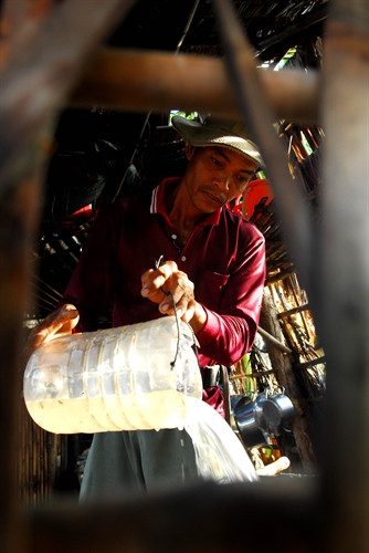 Mỗi ngày gia đình anh nấu được khoảng 20kg với giá bán 17.000/kg.