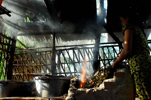 Để nấu thành đường thốt nốt người dân phải đun lửa liên tục từ 6-7 giờ.