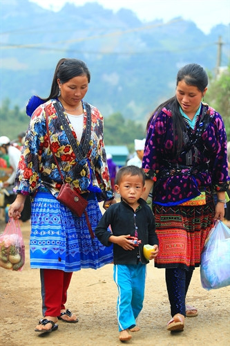 Cậu bé Mông được mẹ đưa xuống chợ lần đầu tiên. Cậu bé Mông được mẹ đưa xuống chợ lần đầu tiên.
