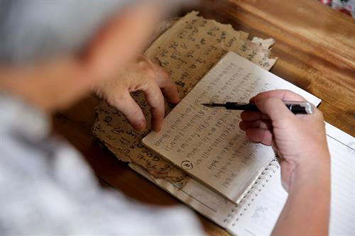 Ông Sầm Văn Bình thường xuyên ghi chép, tìm hiểu và cố gắng nắm bắt hết tất cả những tâm linh, phong tục tập quán và chữ viết đồng bào Thái. Ảnh: Bích Huệ Ông Sầm Văn Bình thường xuyên ghi chép, tìm hiểu và cố gắng nắm bắt hết tất cả những tâm linh, phong tục tập quán và chữ viết đồng bào Thái. Ảnh: Bích Huệ