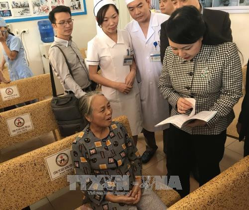 Bộ trưởng Nguyễn Thị Kim Tiến thăm hỏi bệnh nhân đang điều trị tại Trung tâm y tế huyện Yên Lạc, tỉnh Vĩnh Phúc. Ảnh: Nguyễn Thảo – TTXVN Bộ trưởng Nguyễn Thị Kim Tiến thăm hỏi bệnh nhân đang điều trị tại Trung tâm y tế huyện Yên Lạc, tỉnh Vĩnh Phúc. Ảnh: Nguyễn Thảo – TTXVN