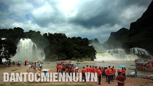 Thác Bản Giốc đẹp nổi tiếng thuộc xã Đàm Thủy, huyện Trùng Khánh, thu hút đông đảo du khách đến tham quan. Ảnh: An Thành Đạt