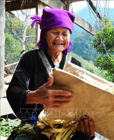 Giấy dó sau khi làm xong được gấp lại bảo quản. Ảnh: Văn Dũng - TTXVN