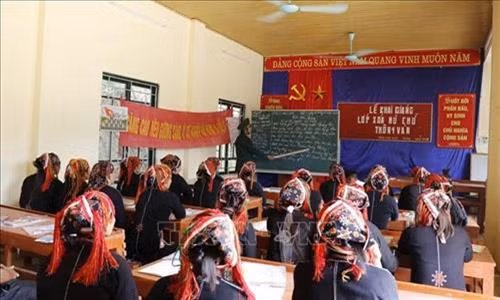 Nâng cao trình độ dân trí là một giải pháp để nâng cao nhận thức về dân chủ cơ sở và thực hiện dân chủ cơ sở trong vùng dân tộc thiểu số. Trong ảnh: Quang cảnh lớp học xóa mù chữ tại thôn 4 Vàn, xã Phúc Lợi, huyện Lục Yên. Ảnh: Đinh Thùy - TTXVN