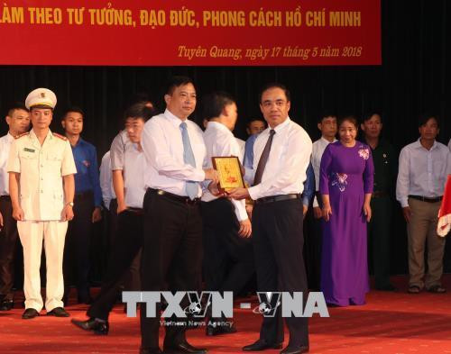 Lãnh đạo tỉnh Tuyên Quang biểu dương, trao thưởng các tập thể,cá nhân tiêu biểu trong học tập và làm theo tư tưởng đạo đức, phong các Hồ Chí Minh. Ảnh: Quang Đán - TTXVN Lãnh đạo tỉnh Tuyên Quang biểu dương, trao thưởng các tập thể,cá nhân tiêu biểu trong học tập và làm theo tư tưởng đạo đức, phong các Hồ Chí Minh. Ảnh: Quang Đán - TTXVN