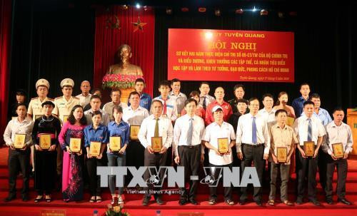 Các tập thể,cá nhân tiêu biểu trong học tập và làm theo tư tưởng đạo đức, phong các Hồ Chí Minh. Ảnh: Quang Đán - TTXVN Các tập thể,cá nhân tiêu biểu trong học tập và làm theo tư tưởng đạo đức, phong các Hồ Chí Minh. Ảnh: Quang Đán - TTXVN