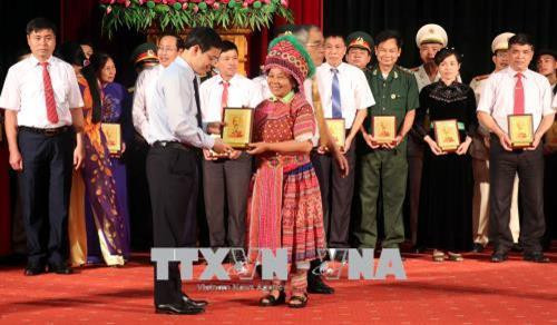 Lãnh đạo tỉnh Tuyên Quang biểu dương, trao thưởng các tập thể,cá nhân tiêu biểu trong học tập và làm theo tư tưởng đạo đức, phong các Hồ Chí Minh. Ảnh: Quang Đán - TTXVN Lãnh đạo tỉnh Tuyên Quang biểu dương, trao thưởng các tập thể,cá nhân tiêu biểu trong học tập và làm theo tư tưởng đạo đức, phong các Hồ Chí Minh. Ảnh: Quang Đán - TTXVN