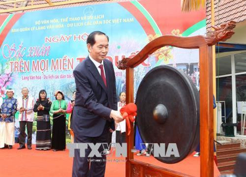 Chủ tịch nước Trần Đại Quang đánh cồng khai hội đầu Xuân. Ảnh: Doãn Tấn - TTXVN Chủ tịch nước Trần Đại Quang đánh cồng khai hội đầu Xuân. Ảnh: Doãn Tấn - TTXVN