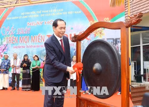 Chủ tịch nước Trần Đại Quang đánh cồng khai hội đầu Xuân. Ảnh: Doãn Tấn - TTXVN