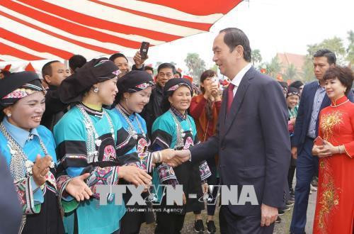 Chủ tịch nước Trần Đại Quang với đại biểu cộng đồng các dân tộc Việt Nam. Ảnh: Doãn Tấn - TTXVN Chủ tịch nước Trần Đại Quang với đại biểu cộng đồng các dân tộc Việt Nam. Ảnh: Doãn Tấn - TTXVN