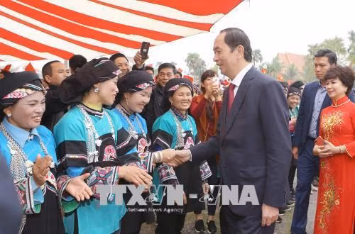 Chủ tịch nước Trần Đại Quang với đại biểu cộng đồng các dân tộc Việt Nam. Ảnh: Doãn Tấn - TTXVN