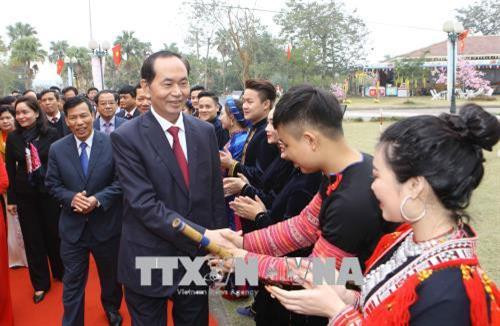 Chủ tịch nước Trần Đại Quang với đại biểu cộng đồng các dân tộc Việt Nam. Ảnh: Doãn Tấn - TTXVN Chủ tịch nước Trần Đại Quang với đại biểu cộng đồng các dân tộc Việt Nam. Ảnh: Doãn Tấn - TTXVN