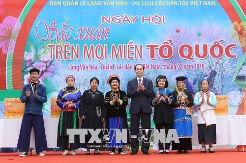 Chủ tịch nước Trần Đại Quang tặng quà các đại biểu. Ảnh: Doãn Tấn - TTXVN Chủ tịch nước Trần Đại Quang tặng quà các đại biểu. Ảnh: Doãn Tấn - TTXVN