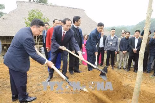 Chủ tịch nước Trần Đại Quang trồng cây tại Làng dân tộc Mường. Ảnh: Doãn Tấn - TTXVN