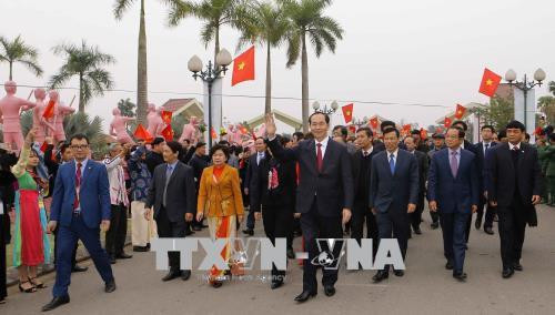 Sáng 24/2/2018, Chủ tịch nước Trần Đại Quang đến dự Ngày hội "Sắc xuân trên mọi miền Tổ quốc" mừng Đảng, mừng Xuân Mậu Tuất và chúc Tết cộng đồng các dân tộc Việt Nam tại Làng Văn hóa – Du lịch các Dân tộc Việt Nam (Đồng Mô, Sơn Tây, Hà Nội). Ảnh: Doãn Tấn - TTXVN Sáng 24/2/2018, Chủ tịch nước Trần Đại Quang đến dự Ngày hội "Sắc xuân trên mọi miền Tổ quốc" mừng Đảng, mừng Xuân Mậu Tuất và chúc Tết cộng đồng các dân tộc Việt Nam tại Làng Văn hóa – Du lịch các Dân tộc Việt Nam (Đồng Mô, Sơn Tây, Hà Nội). Ảnh: Doãn Tấn - TTXVN
