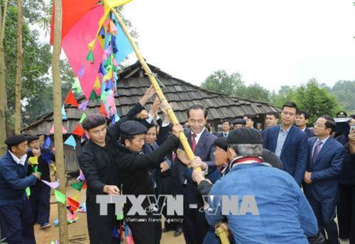 Chủ tịch nước Trần Đại Quang tham gia trồng cây nêu tại Lễ hội Gầu Tào của người dân tộc Mông tỉnh Hà Giang. Ảnh: Doãn Tấn - TTXVN Chủ tịch nước Trần Đại Quang tham gia trồng cây nêu tại Lễ hội Gầu Tào của người dân tộc Mông tỉnh Hà Giang. Ảnh: Doãn Tấn - TTXVN