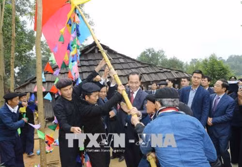 Chủ tịch nước Trần Đại Quang tham gia trồng cây nêu tại Lễ hội Gầu Tào của người dân tộc Mông tỉnh Hà Giang. Ảnh: Doãn Tấn - TTXVN