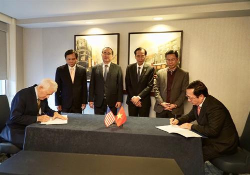 Phó Giáo sư, Tiến sỹ Huỳnh Thành Đạt, Giám đốc Đại học Quốc gia Thành phố Hồ Chí Minh và Giáo sư Gene Block, Hiệu trưởng Đại học Califoria, Los Angeles (Hoa Kỳ) ký kết biên bản ghi nhớ hợp tác. Ảnh: Hoàng Anh Tuấn Phó Giáo sư, Tiến sỹ Huỳnh Thành Đạt, Giám đốc Đại học Quốc gia Thành phố Hồ Chí Minh và Giáo sư Gene Block, Hiệu trưởng Đại học Califoria, Los Angeles (Hoa Kỳ) ký kết biên bản ghi nhớ hợp tác. Ảnh: Hoàng Anh Tuấn