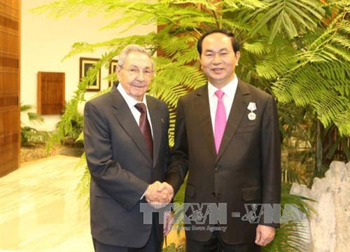 Chủ tịch Raul Castro đón Chủ tịch nước Trần Đại Quang. Ảnh: Nhan Sáng/TTXVN