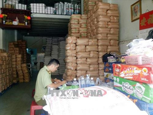 Một buổi làm việc của lực lượng quản lý thị trường Thành phố Hồ Chí Minh. Ảnh: Mỹ Phương - TTXVN Một buổi làm việc của lực lượng quản lý thị trường Thành phố Hồ Chí Minh. Ảnh: Mỹ Phương - TTXVN