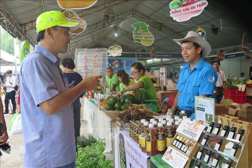 Người dân tìm hiểu và mua thực phẩm tại Lễ hội. Ảnh: Đinh Hằng -TTXVN Người dân tìm hiểu và mua thực phẩm tại Lễ hội. Ảnh: Đinh Hằng -TTXVN