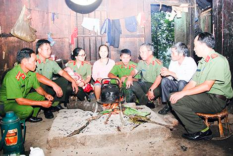 Đoàn công tác của Báo CAND, Công an huyện Tủa Chùa xuống bản, tăng cường công tác tuyên truyền, phổ biến pháp luật. Nguồn ảnh: cstc.cand.com.vn