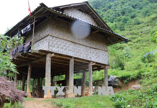 Những tảng đá lớn từ những vụ sạt lở đá trên núi lăn xuống rồi nằm dưới gầm nhà sàn của người dân trong bản Pa Xa Xá. Ảnh: Xuân Tiến – TTXVN