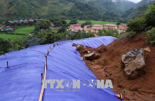 Cung trượt sạt khoảng hàng chục ngàn khối đất đá với khe nứt rộng hơn 20cm, dài hàng chục mét trên núi đang từng ngày đe dọa cuộc sống người dân bản Pa Xa Xá. Ảnh: Xuân Tiến - TTXVN