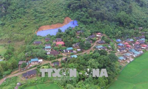 Nguy cơ đá lăn từ trên núi và sạt lở đất từ cung trượt sạt đang đe dọa tài sản và tính mạng người dân bản Pa Xa Xá. Ảnh: TTXVN phát