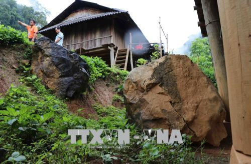 Một tảng đá lớn kích thước khoảng hơn 3m3 đã lăn vào chân cột nhà sàn anh Lò Văn Phương, làm cột nhà bị nghiêng. Ảnh: Xuân Tiến - TTXVN