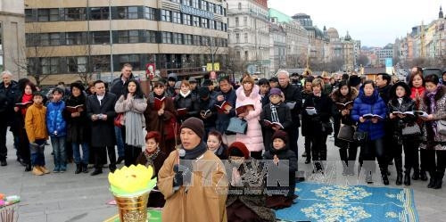 Kiều bào tại Cộng hòa Séc cầu siêu cho các liệt sĩ hy sinh vì biển đảo Tổ quốc. Ảnh: Hồng Tâm - TTXVN