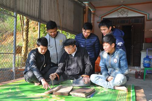 Ông Chu Tuần Ngân, người Dao Tiền, ở thôn Bản Pình, xã Trung Minh, huyện Yên Sơn (Tuyên Quang) dạy chữ cho các thanh niên người Dao Ông Chu Tuần Ngân, người Dao Tiền, ở thôn Bản Pình, xã Trung Minh, huyện Yên Sơn (Tuyên Quang) dạy chữ cho các thanh niên người Dao