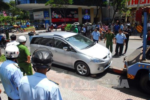 Phương tiện ô tô sau khi bị niêm phong được đưa về đội xử lý. Ảnh: Mạnh Linh - TTXVN Phương tiện ô tô sau khi bị niêm phong được đưa về đội xử lý. Ảnh: Mạnh Linh - TTXVN
